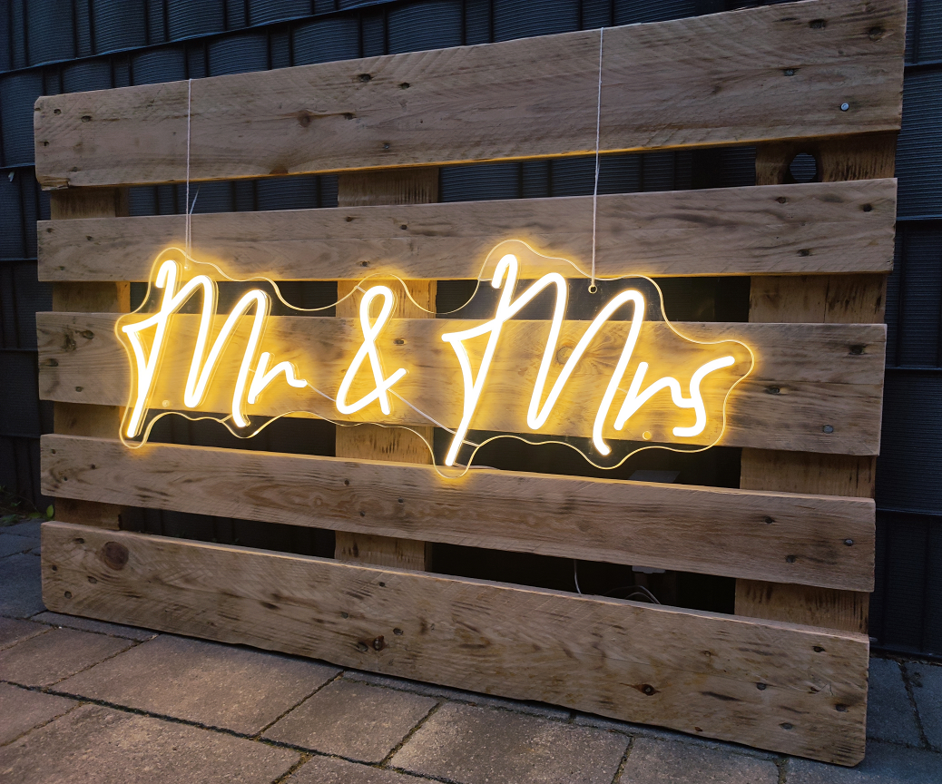 Beleuchtetes Mr & Mrs Neon Schild als Hochzeitsdeko