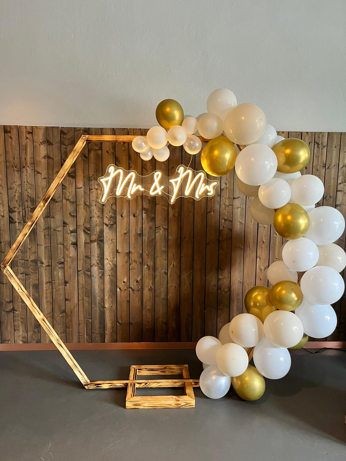 Mr & Mrs Neon Schild im Traubogen bei einer Hochzeit